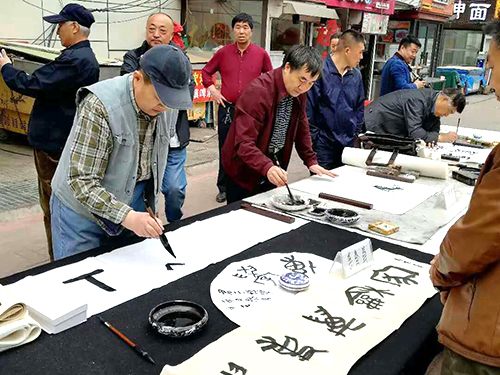吉林省书法家协会各位老师为孩子们进行现场作画义卖活动 